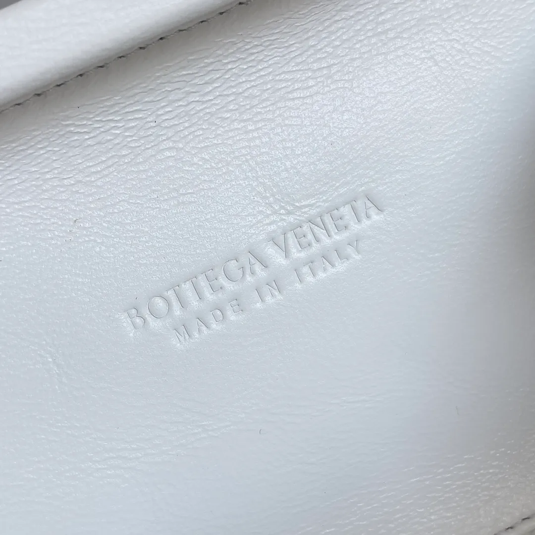 Batch 2080 Bottega Veneta 24 spring fashionable petal woven evening bag. No logo, no matter how shiny, this evening bag has gorgeous colors and eye-catching colors, and the forging of petal craftsmanship reveals the prosperity of spring. Original leather ➕ stainless steel hardware ➕ 24k real gold plating ➕ all handmade. Those who know a little bit about the history of our brand should have heard that the knot is a story of Bottega Veneta, and it is also one of the more important perfectly designed styles. Style number: 717622 Size: 20.5*6*12.5